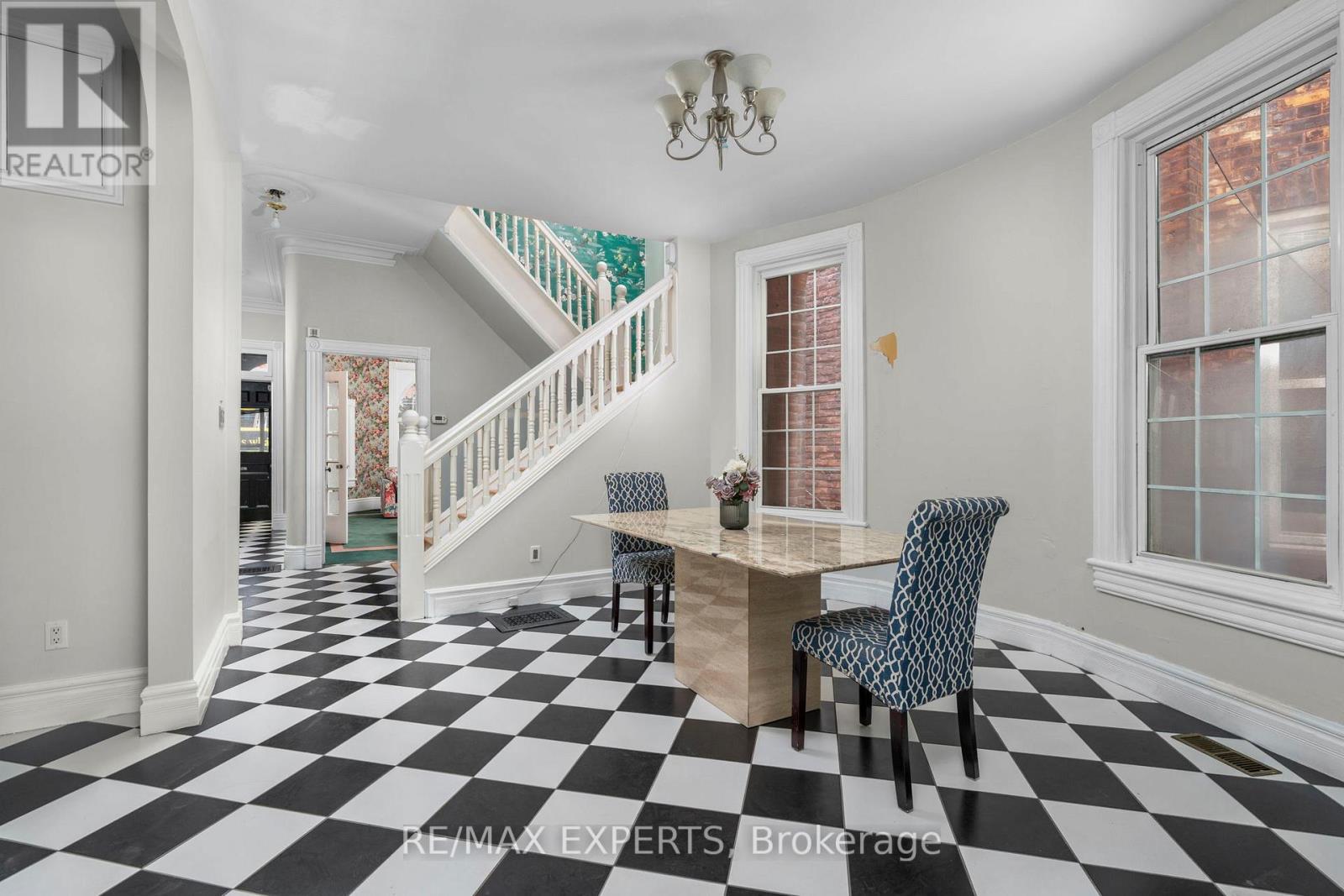 382 Bathurst Street Property Photo 8