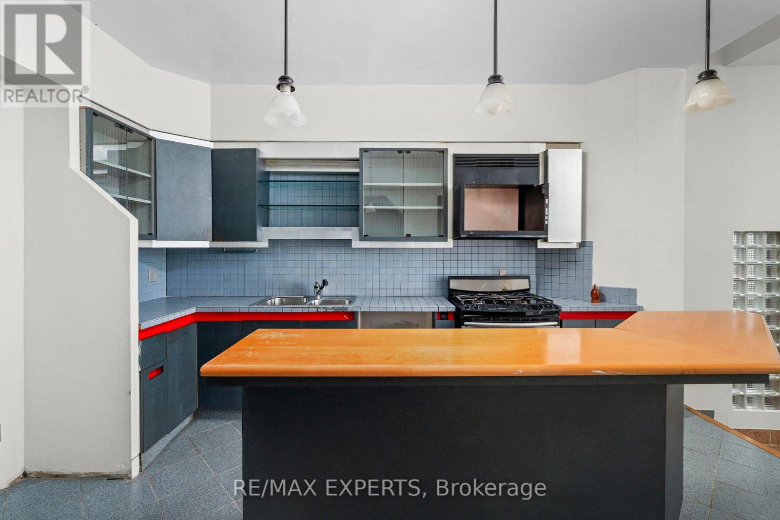382 Bathurst Street Property Photo 12