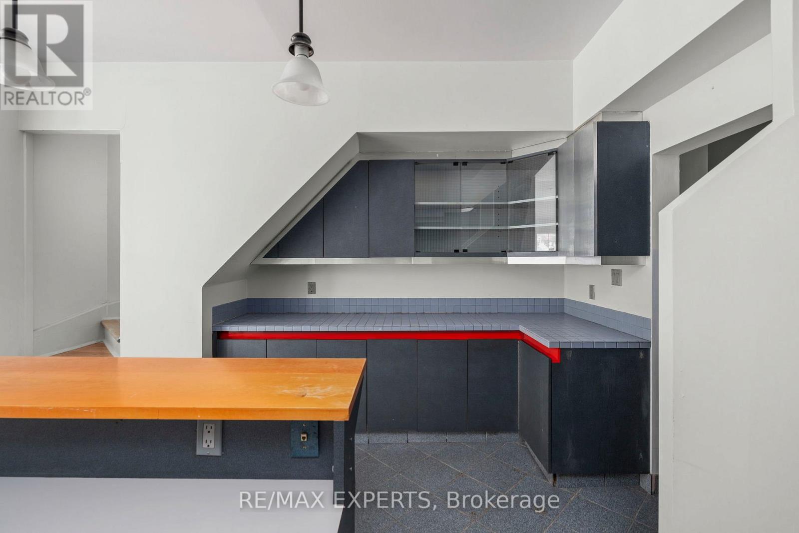 382 Bathurst Street Property Photo 13