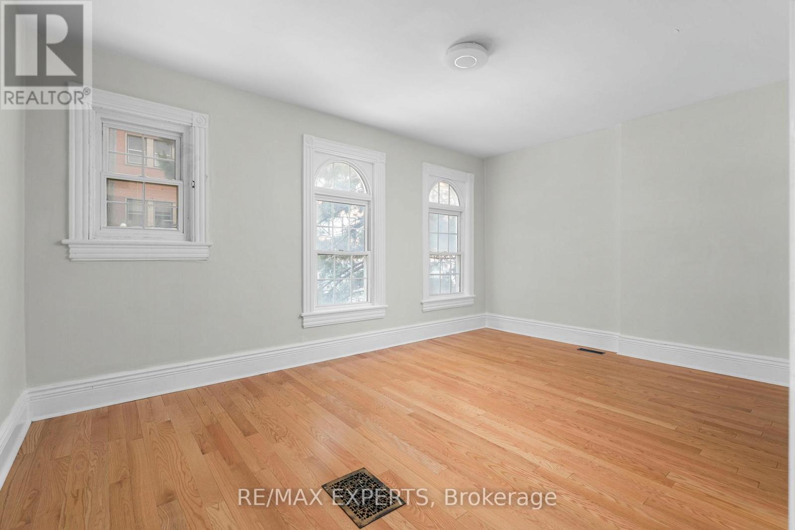 382 Bathurst Street Property Photo 23