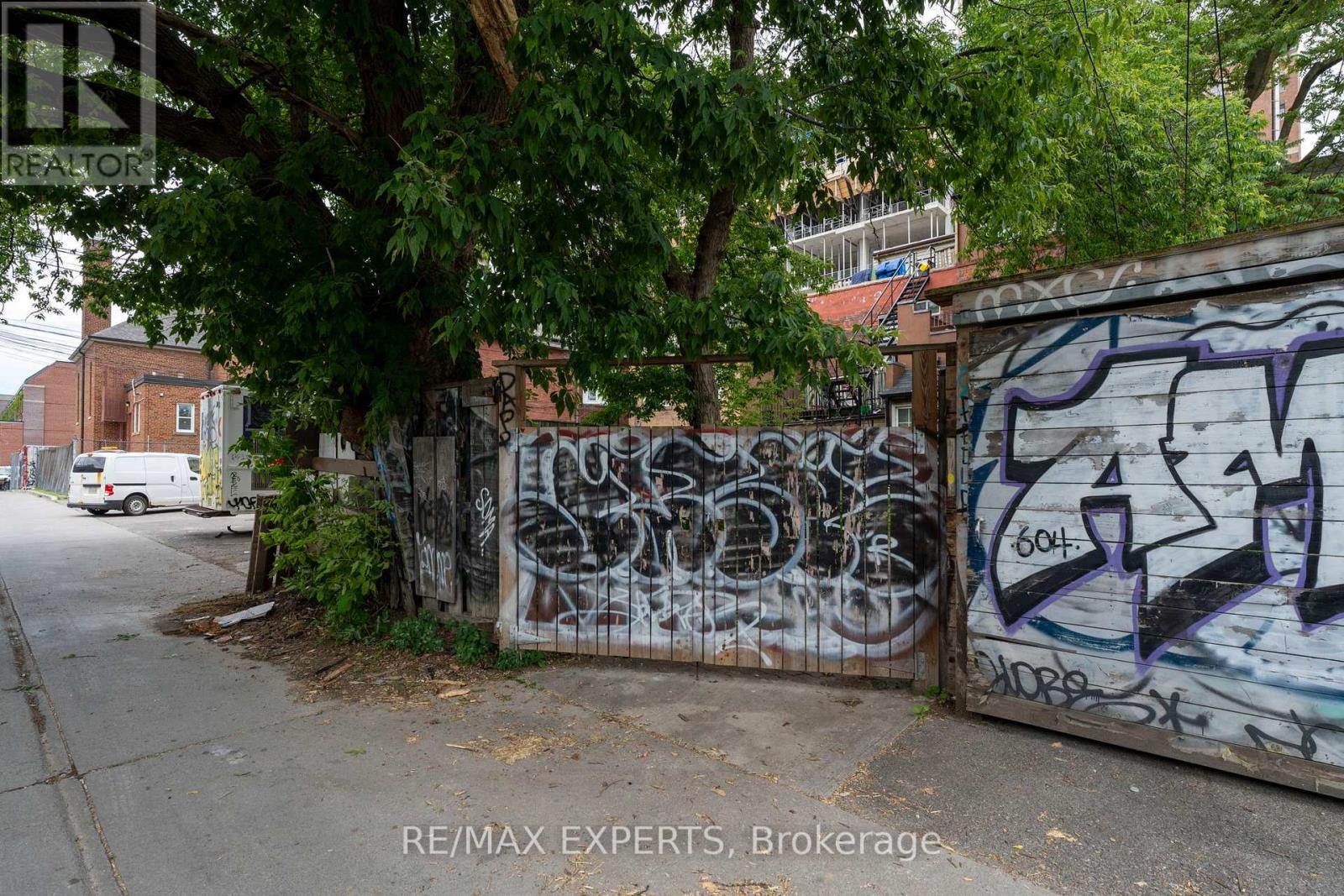 382 Bathurst Street Property Photo 31