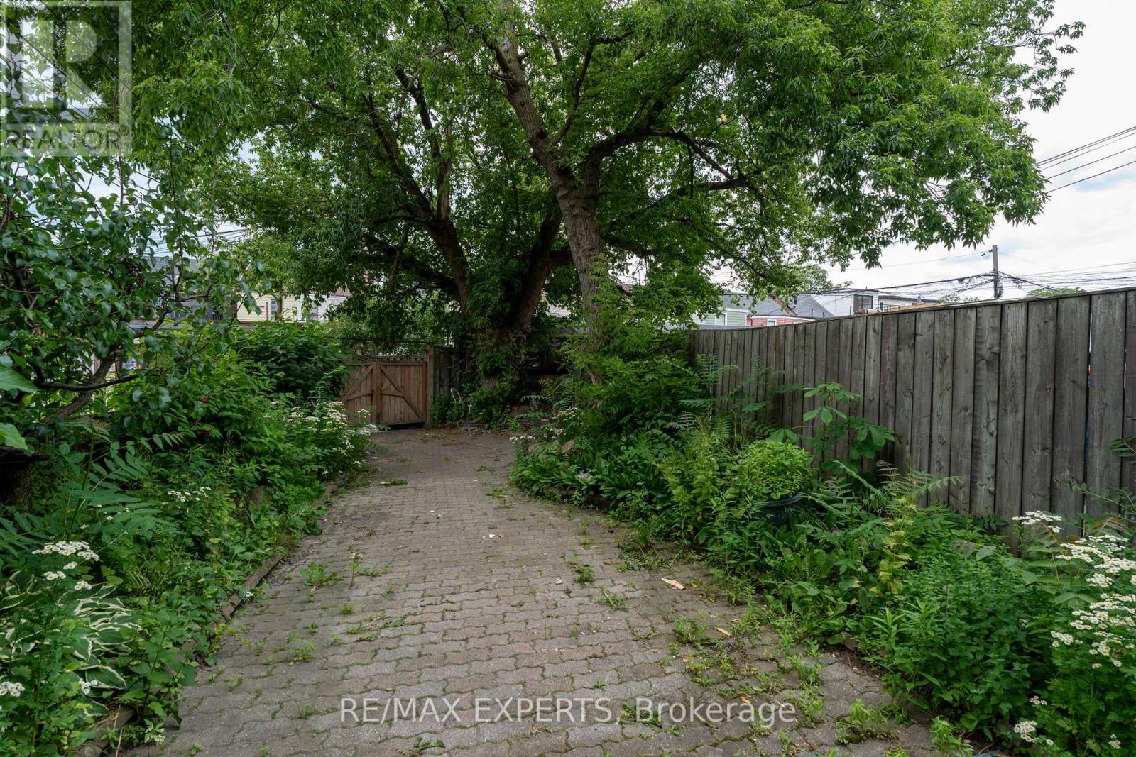 382 Bathurst Street Property Photo 33