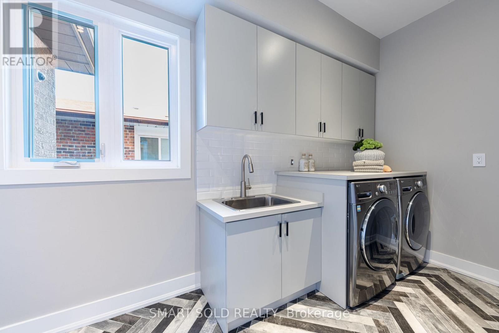 231 Hounslow Avenue Property Photo 12