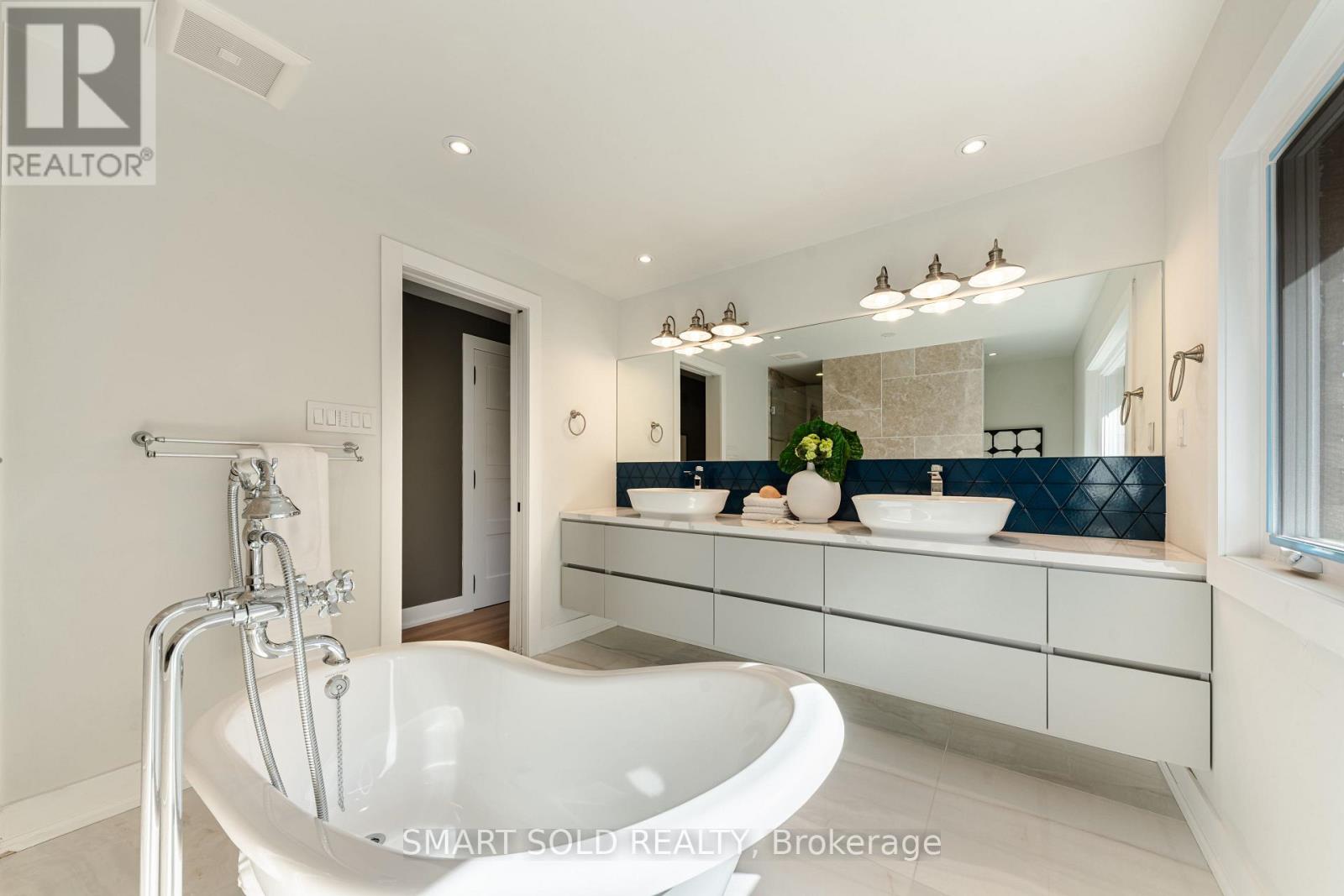 231 Hounslow Avenue Property Photo 20