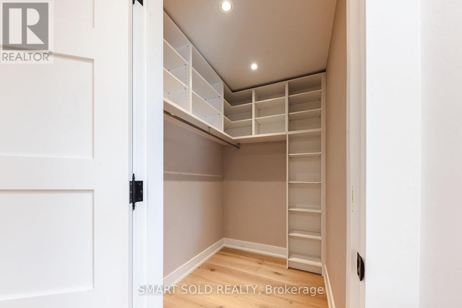 231 Hounslow Avenue Property Photo 23