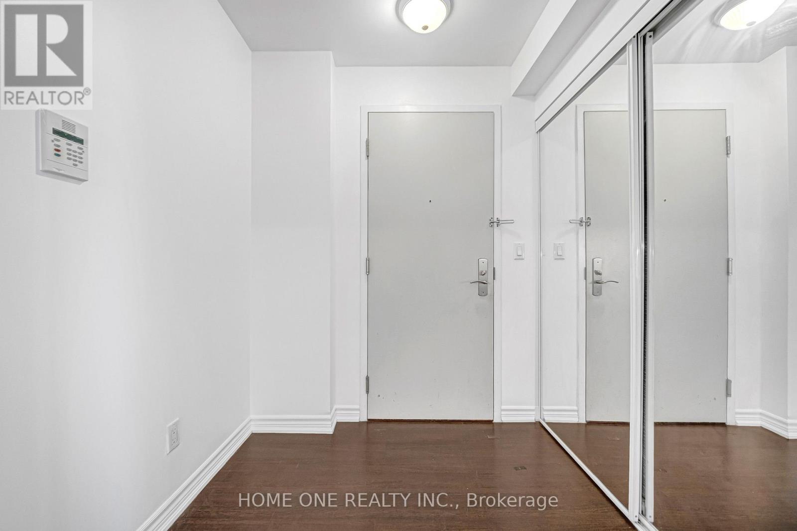 2604 - 761 Bay Street Property Photo 7
