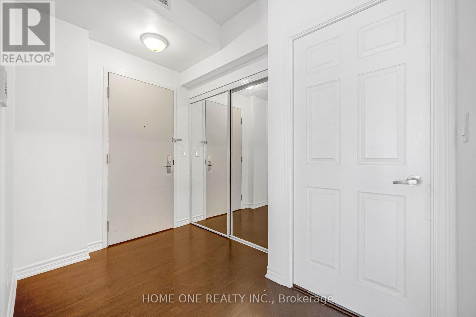 2604 - 761 Bay Street Property Photo 8