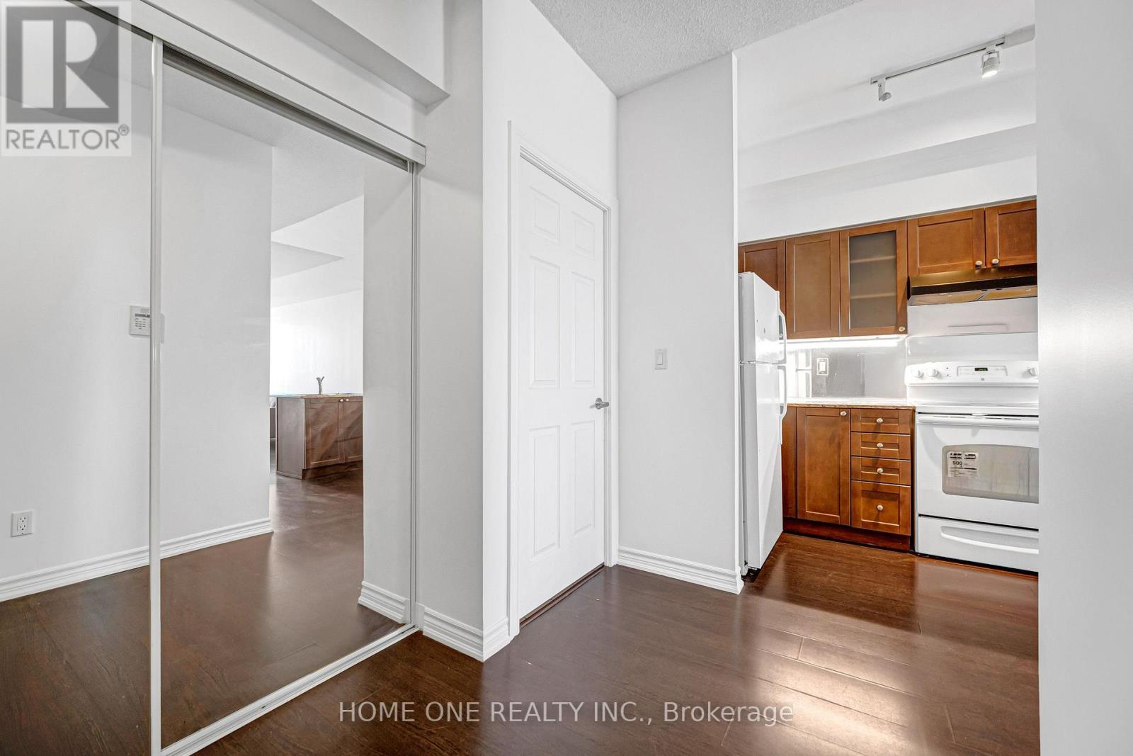 2604 - 761 Bay Street Property Photo 9