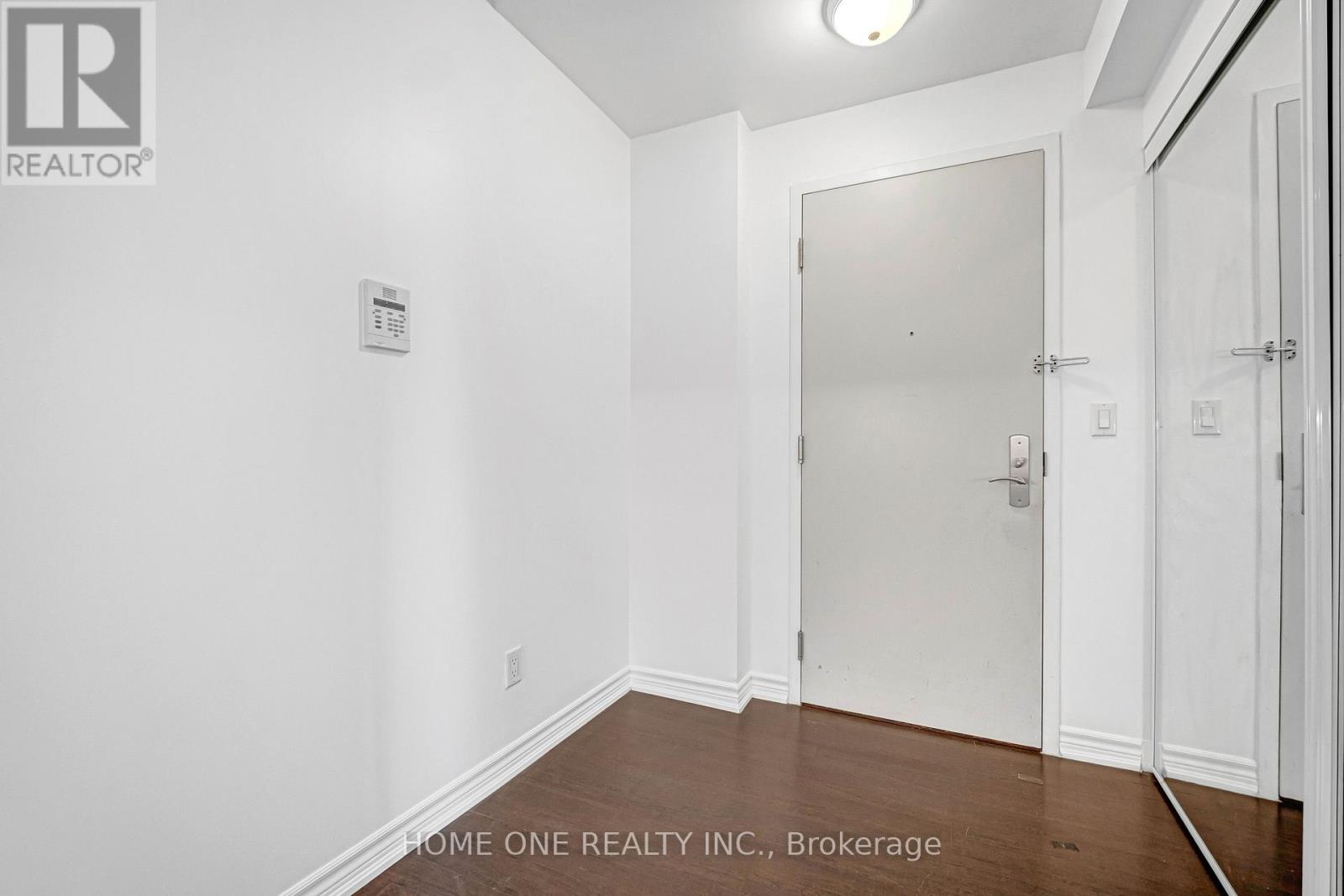 2604 - 761 Bay Street Property Photo 10