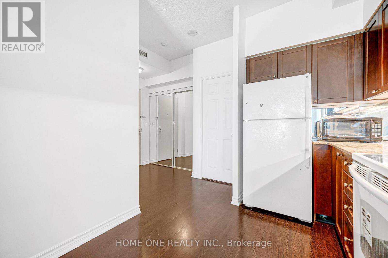 2604 - 761 Bay Street Property Photo 11