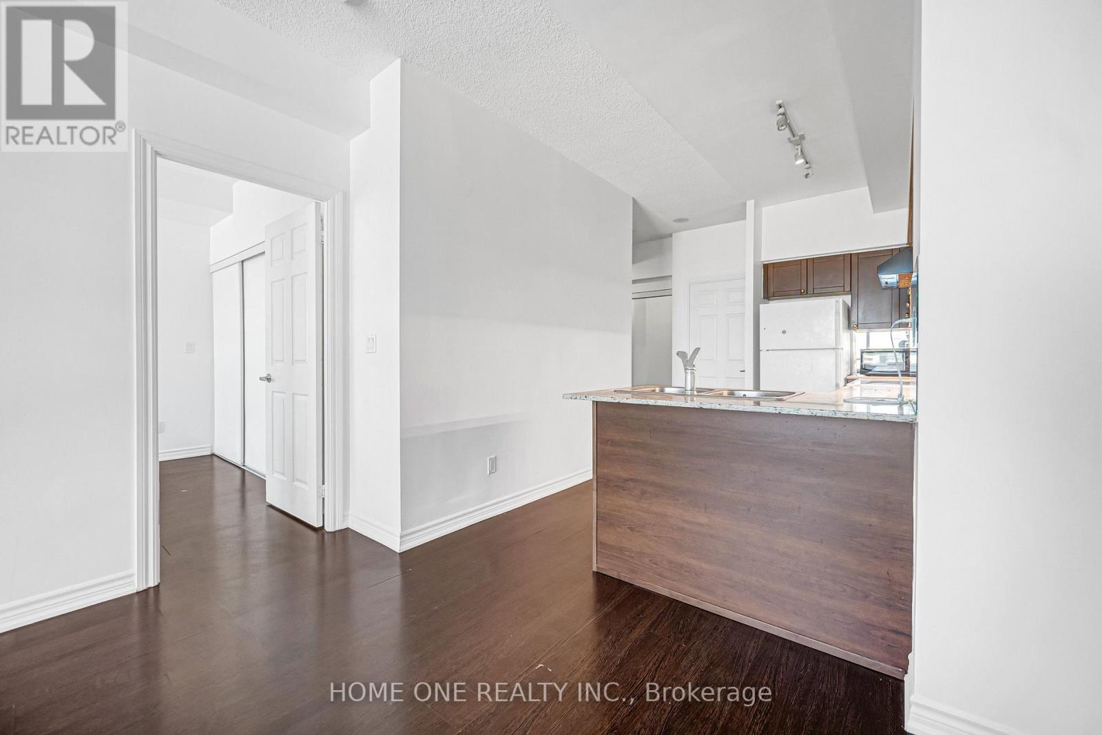 2604 - 761 Bay Street Property Photo 16