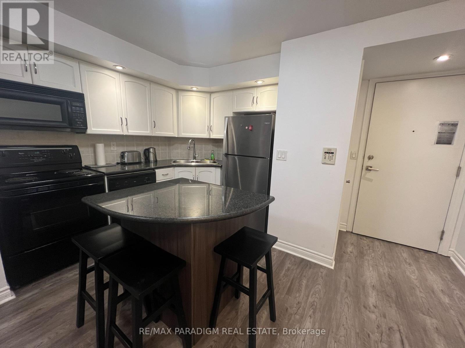 1642 - 250 Wellington Street W Property Photo 3