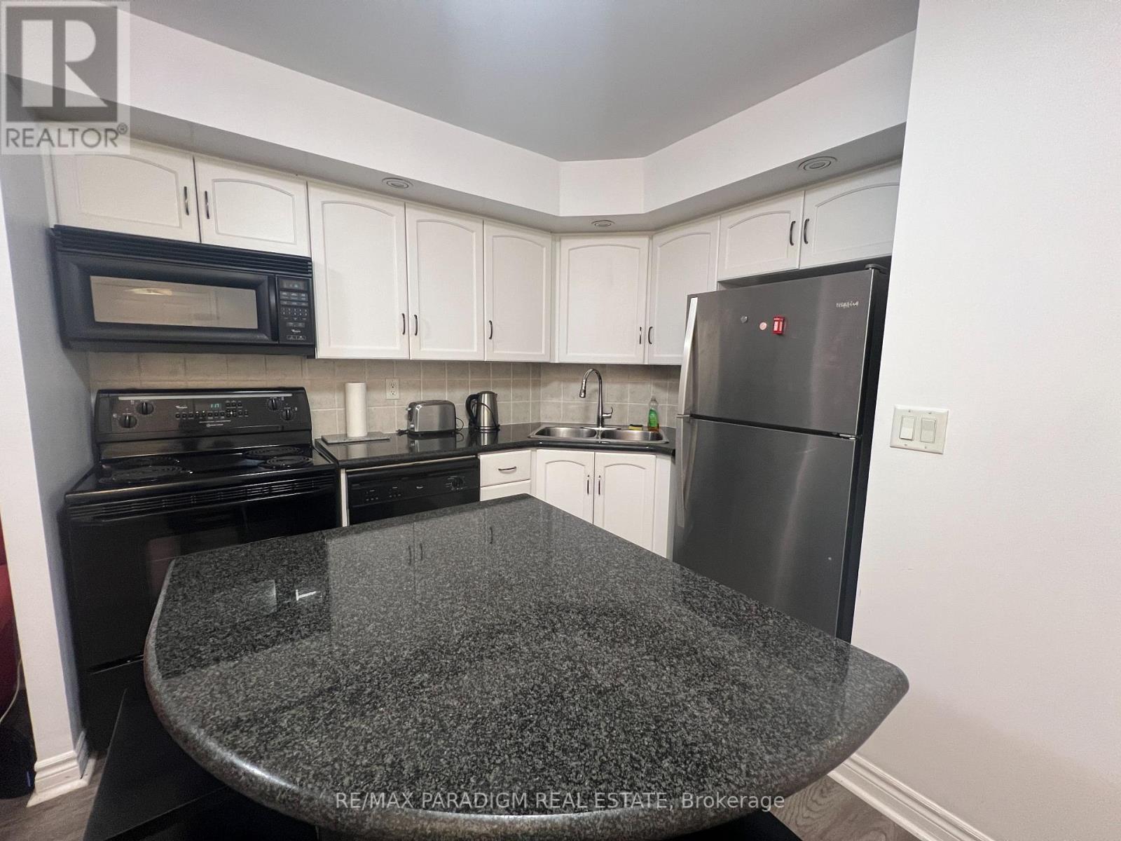 1642 - 250 Wellington Street W Property Photo 4