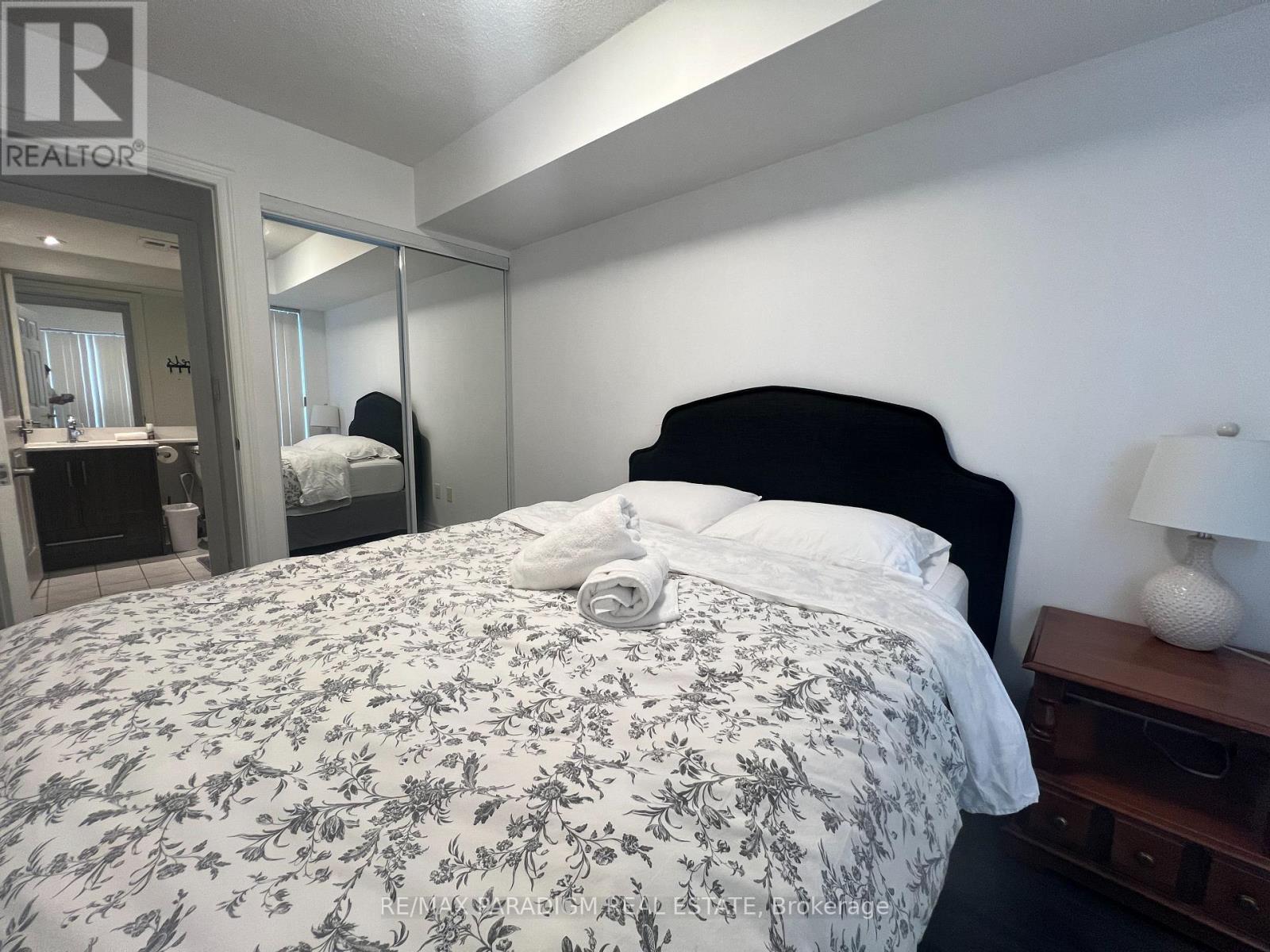 1642 - 250 Wellington Street W Property Photo 9