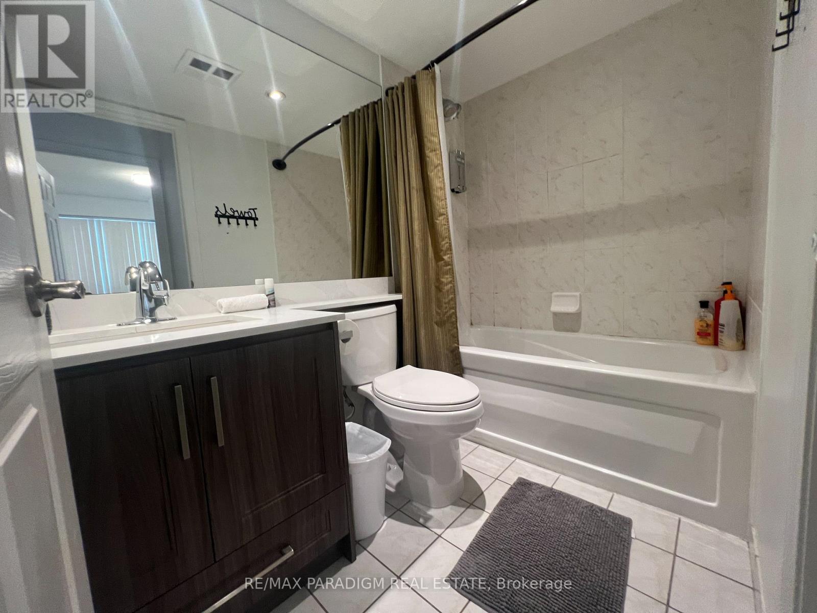 1642 - 250 Wellington Street W Property Photo 10