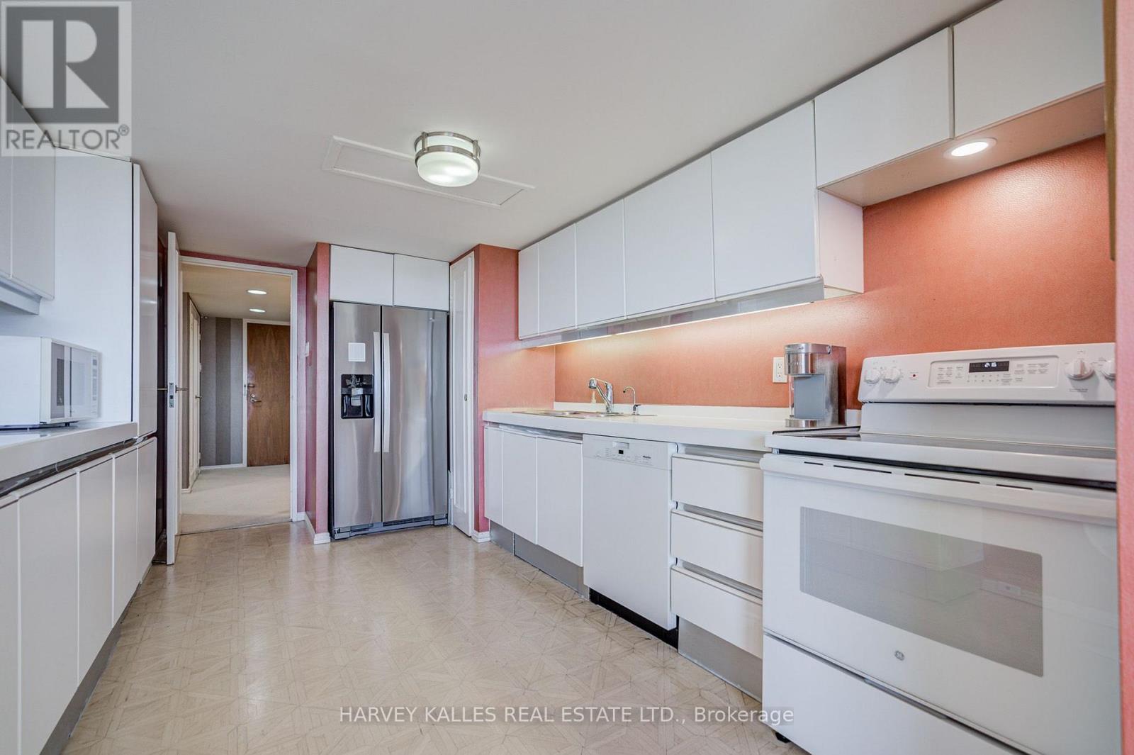 1605 - 63 St. Clair Avenue W Property Photo 22