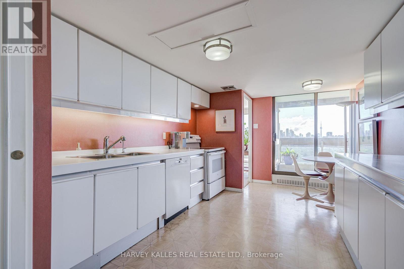 1605 - 63 St. Clair Avenue W Property Photo 26