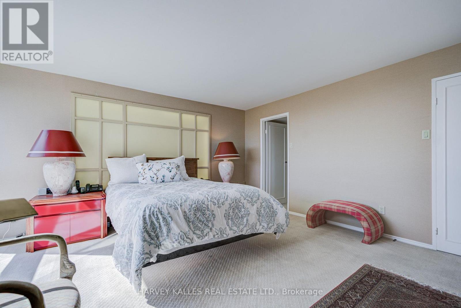 1605 - 63 St. Clair Avenue W Property Photo 27