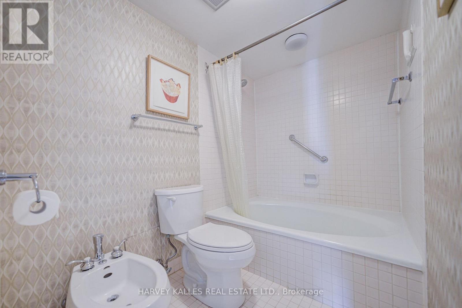 1605 - 63 St. Clair Avenue W Property Photo 32