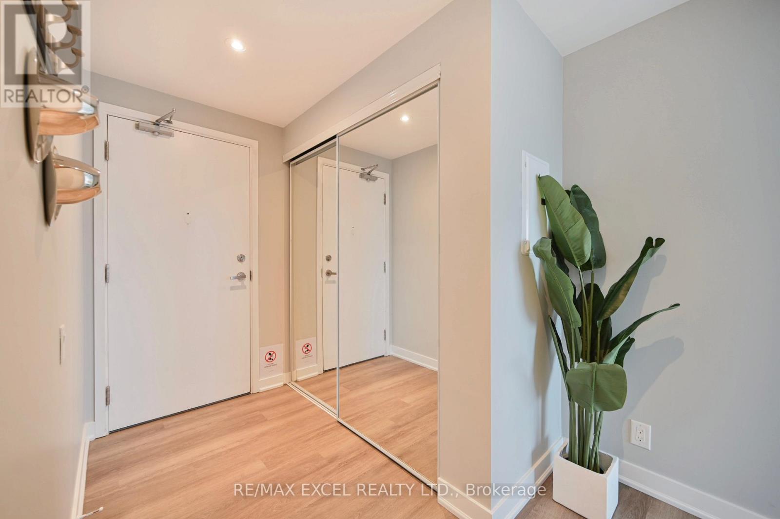 5004 - 15 Grenville Street Property Photo 7