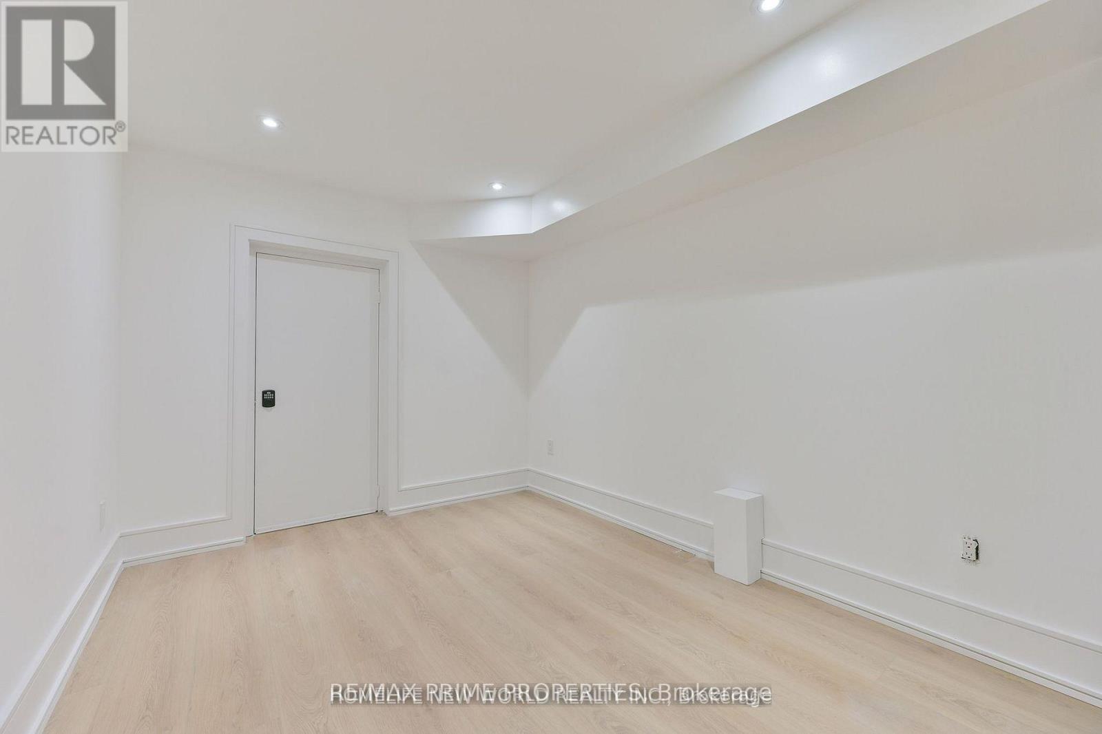 Lower - 995 Dufferin Street Property Photo 9