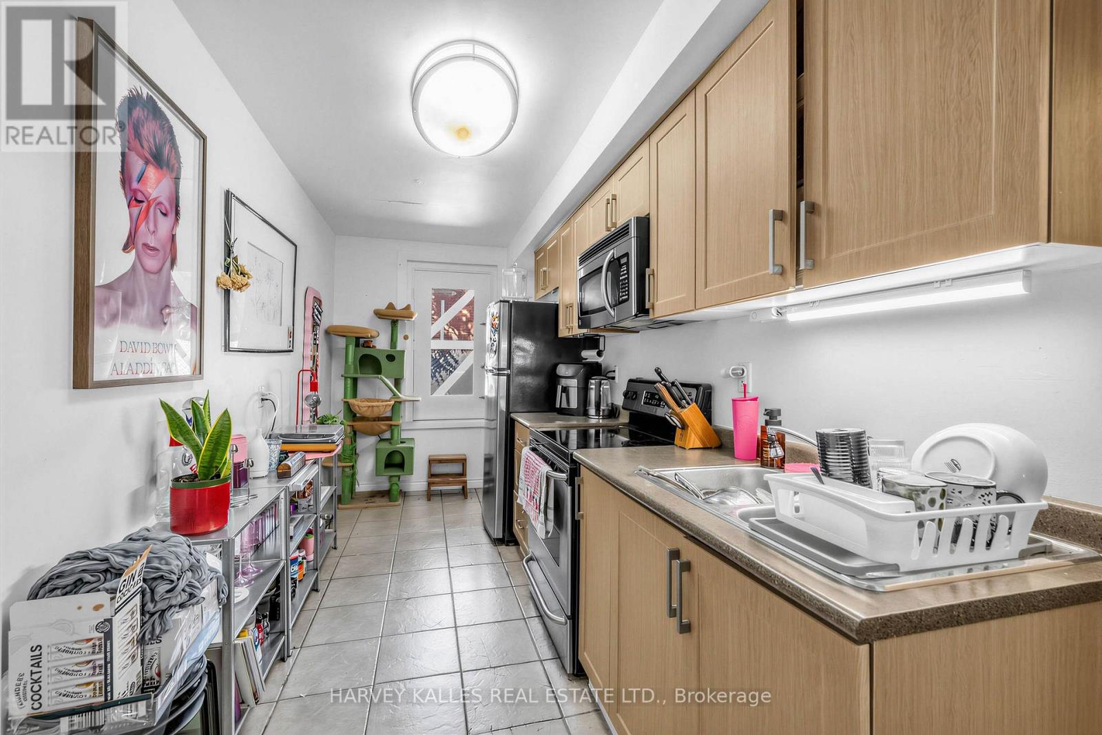 506 Adelaide Street W Property Photo 8
