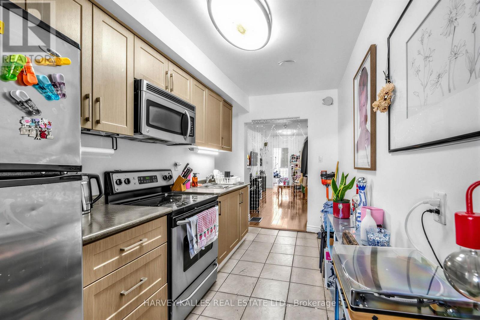 506 Adelaide Street W Property Photo 9