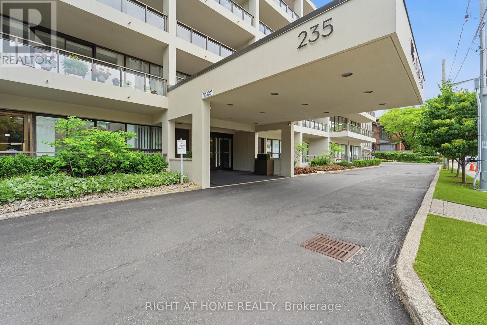 109 - 235 St Clair Avenue W Property Photo 3