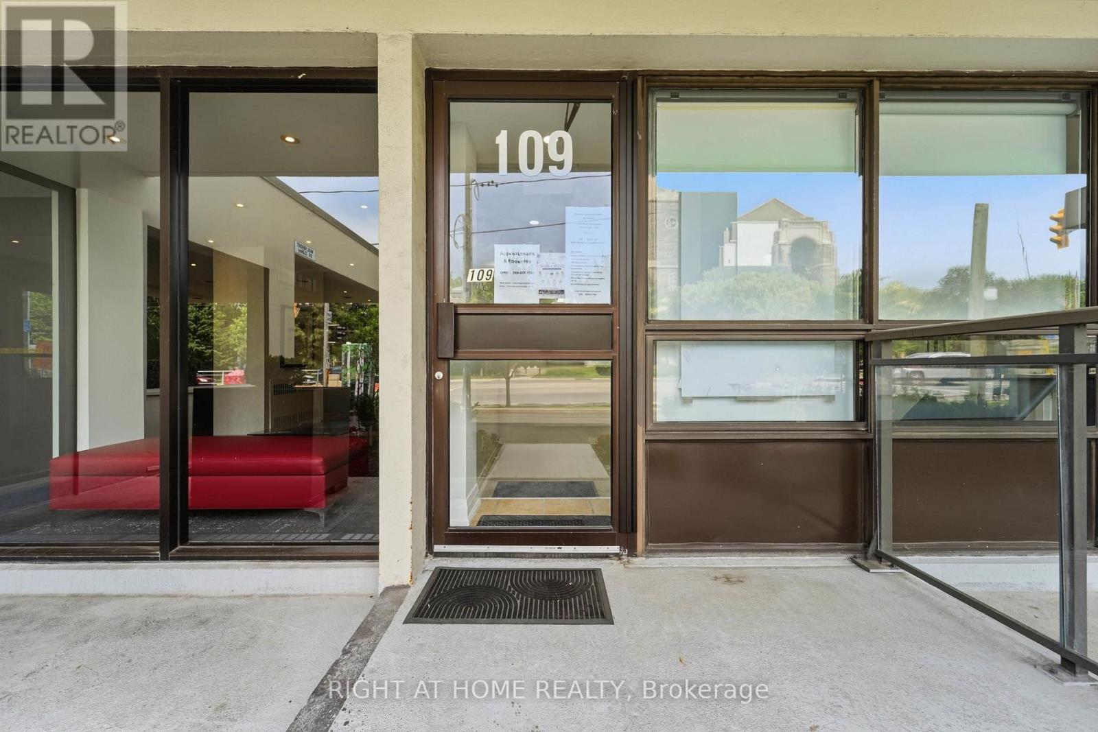 109 - 235 St Clair Avenue W Property Photo 4