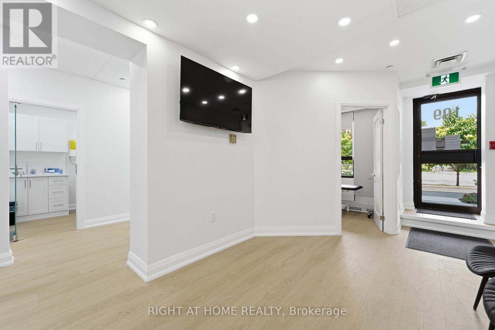 109 - 235 St Clair Avenue W Property Photo 5