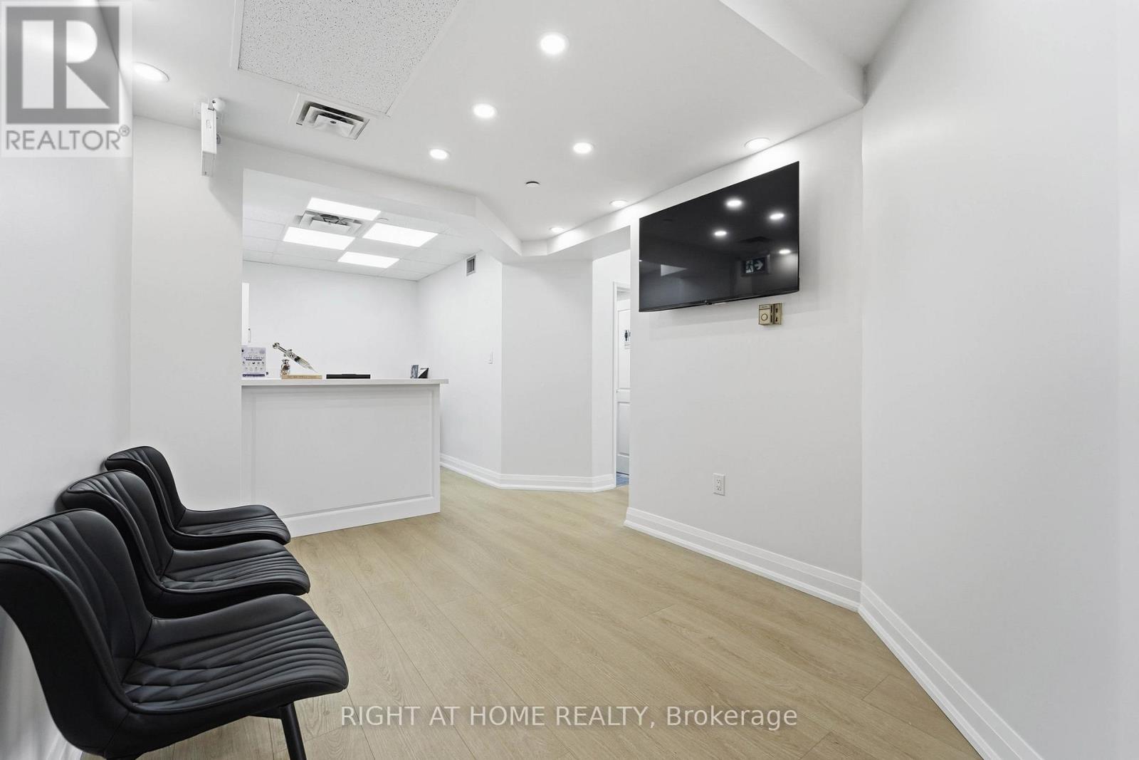 109 - 235 St Clair Avenue W Property Photo 6