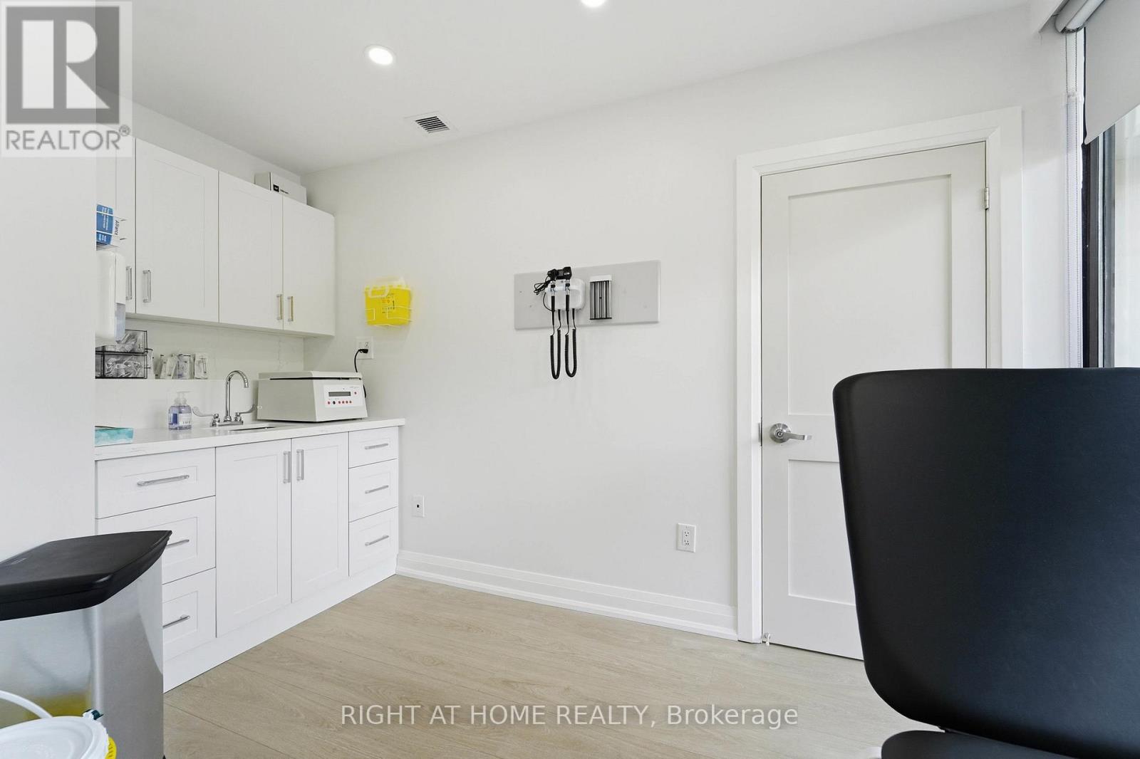 109 - 235 St Clair Avenue W Property Photo 9