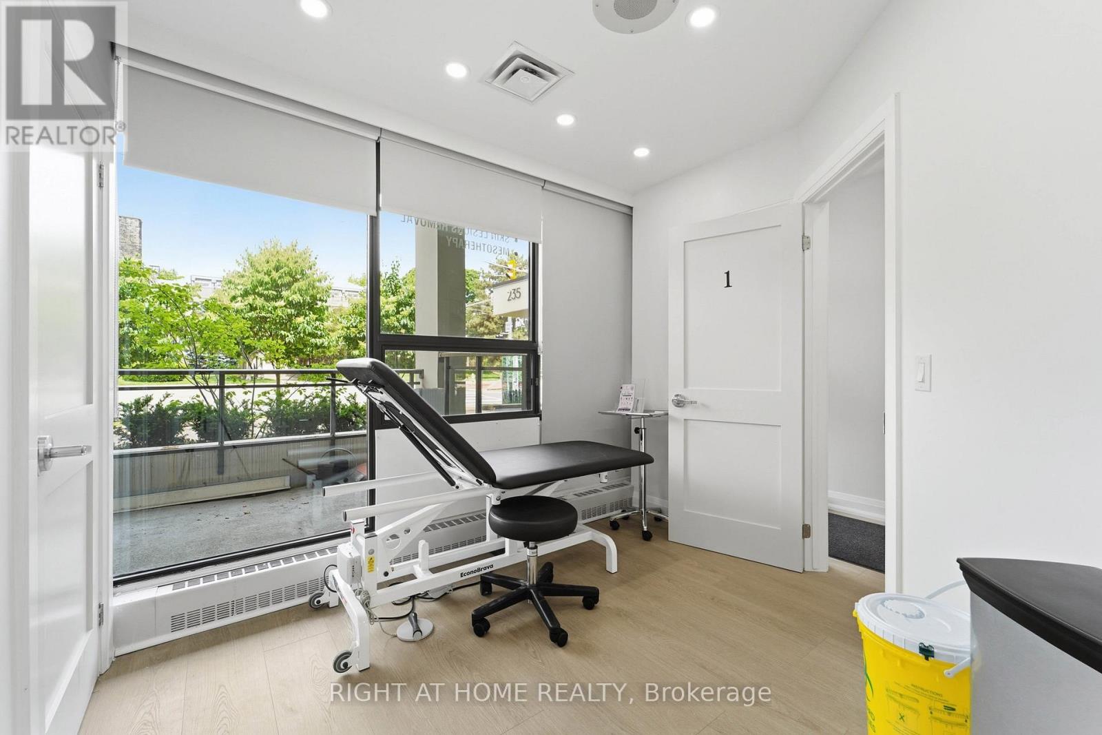 109 - 235 St Clair Avenue W Property Photo 10