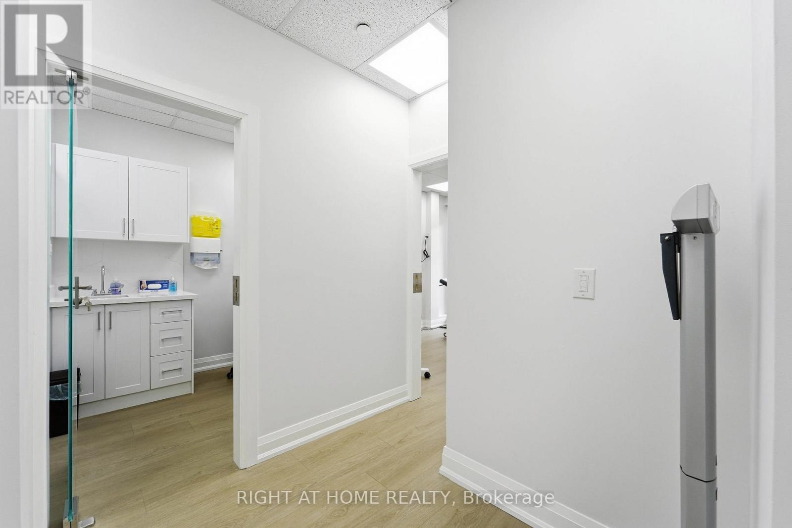 109 - 235 St Clair Avenue W Property Photo 14