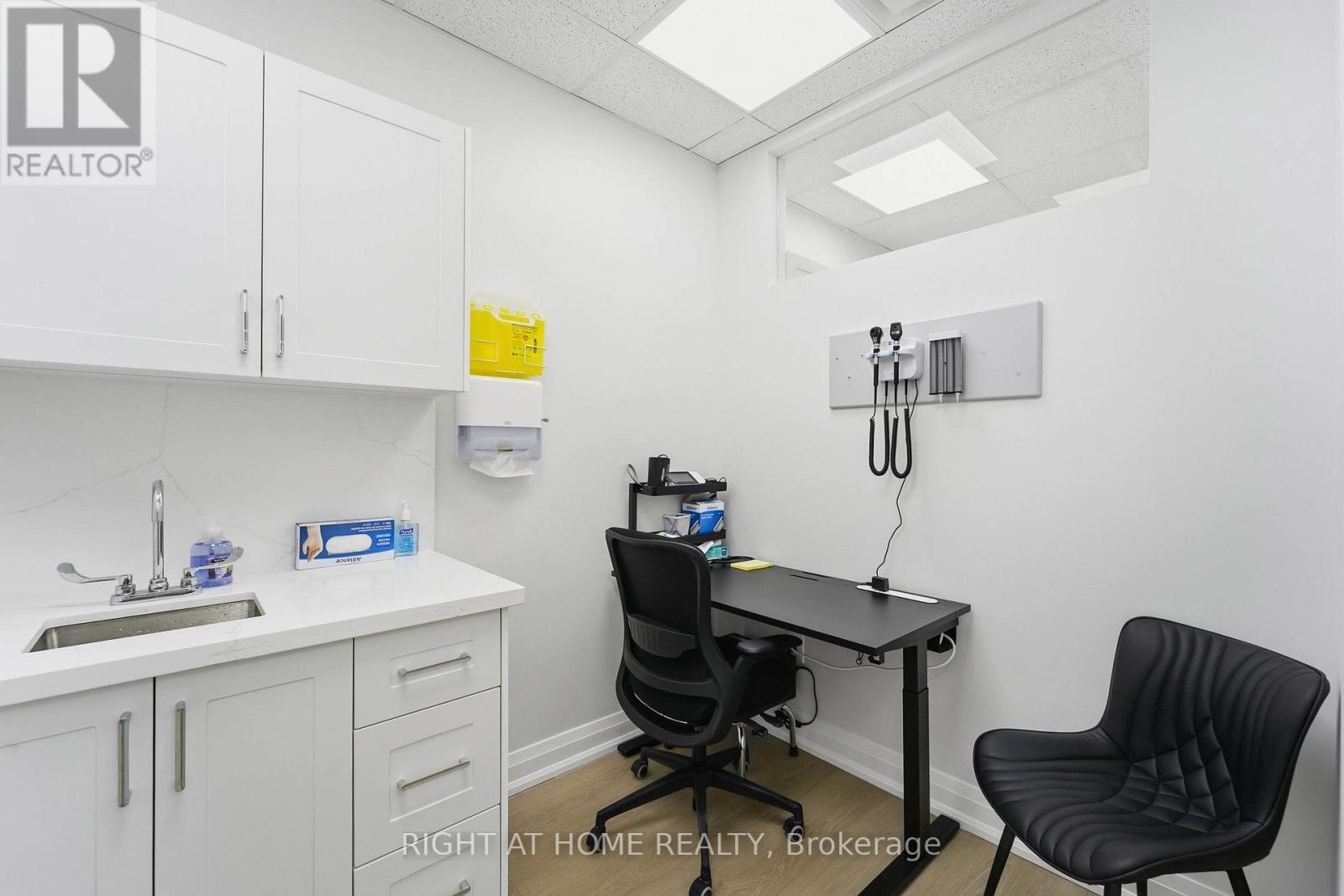 109 - 235 St Clair Avenue W Property Photo 15
