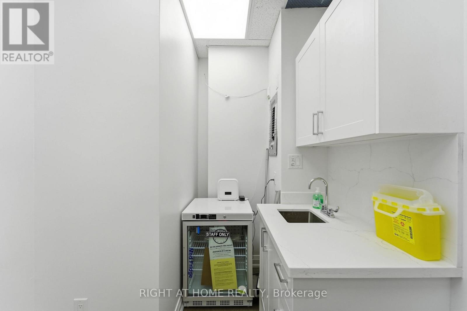 109 - 235 St Clair Avenue W Property Photo 17