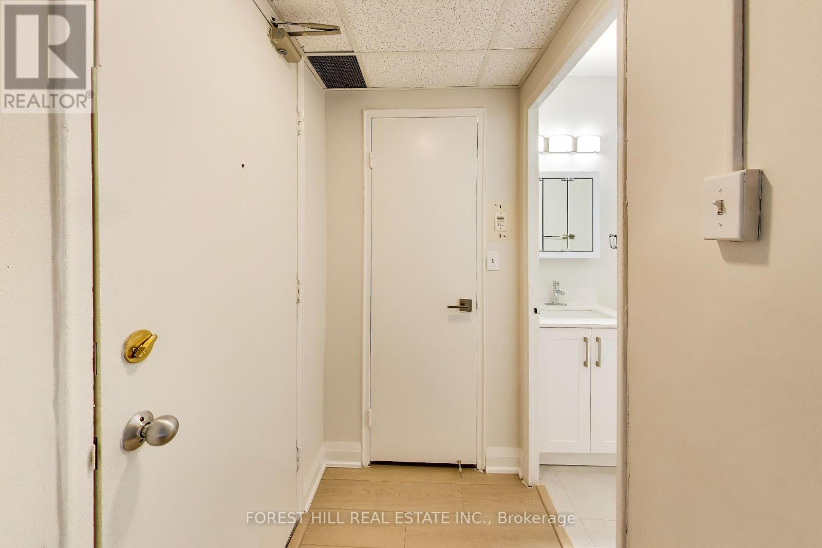 501 - 291 Avenue Road Property Photo 7
