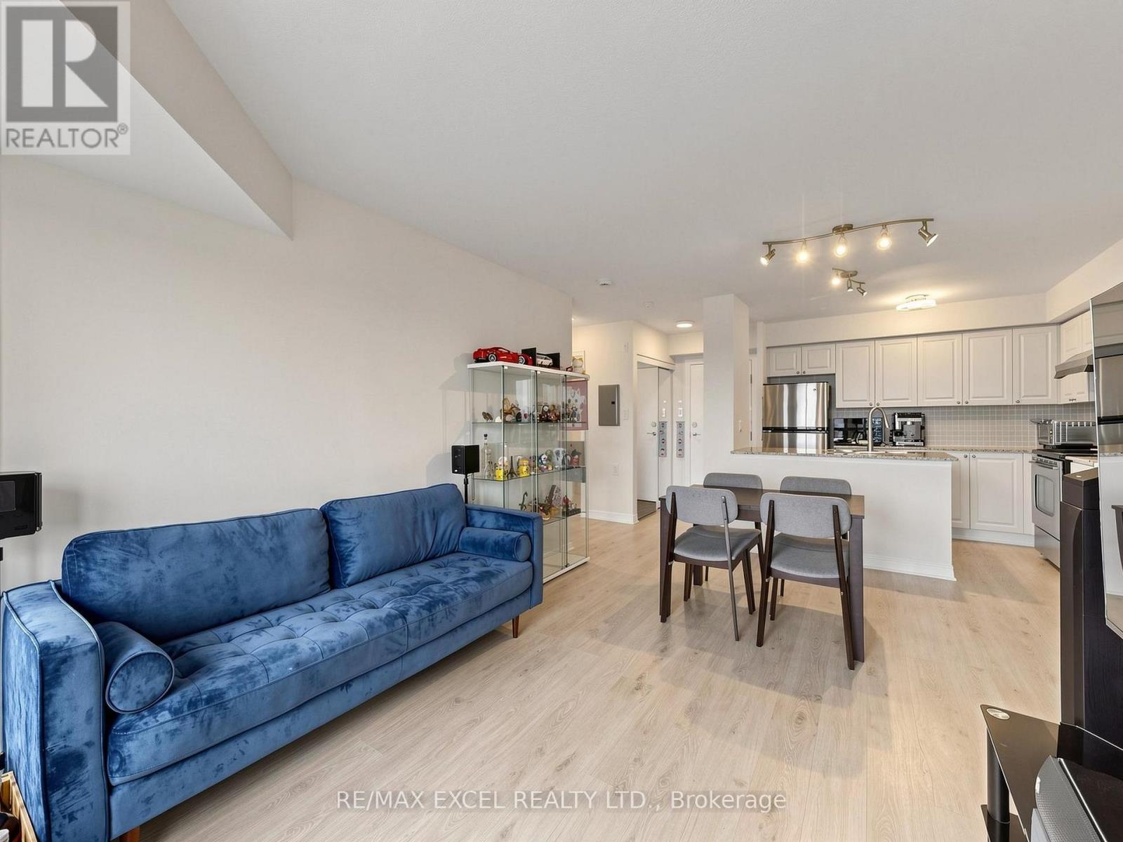 711 - 920 Sheppard Avenue W Property Photo 8