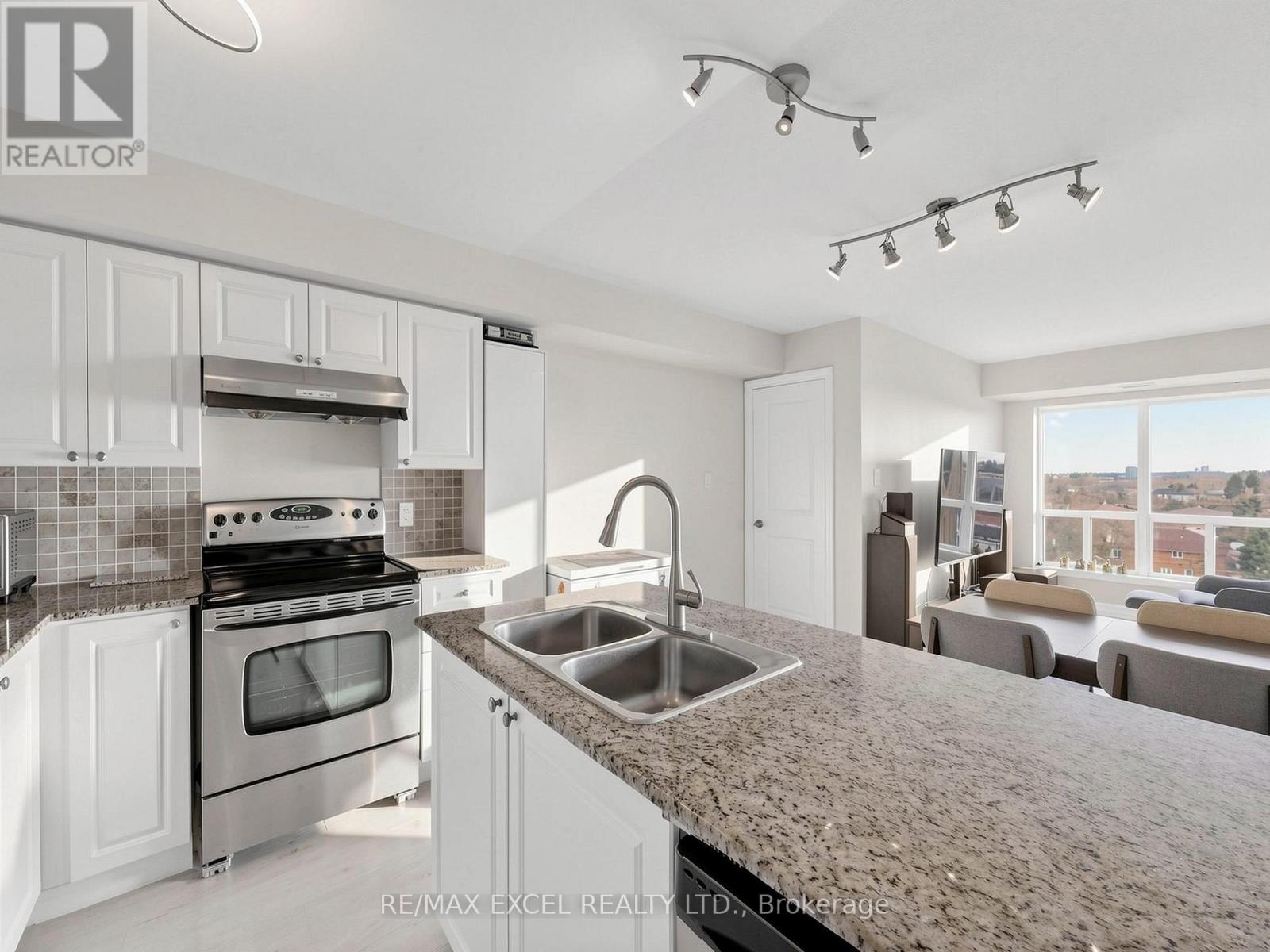 711 - 920 Sheppard Avenue W Property Photo 11