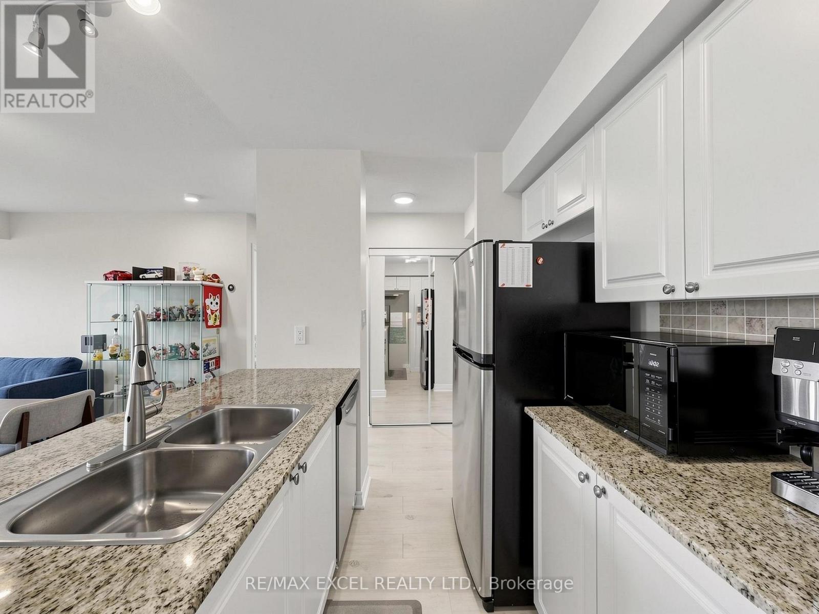 711 - 920 Sheppard Avenue W Property Photo 12
