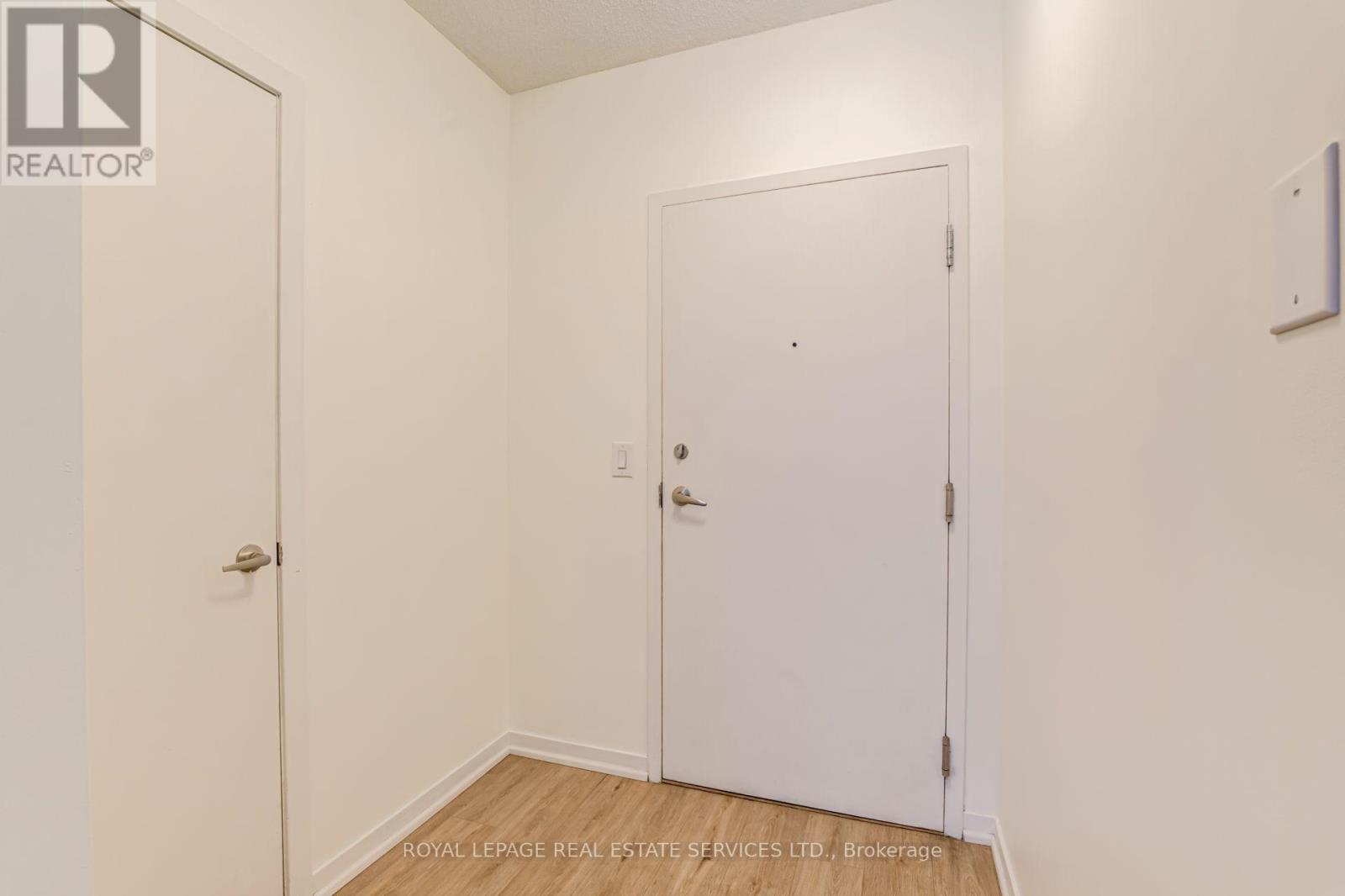107 - 38 Joe Shuster Way Property Photo 5