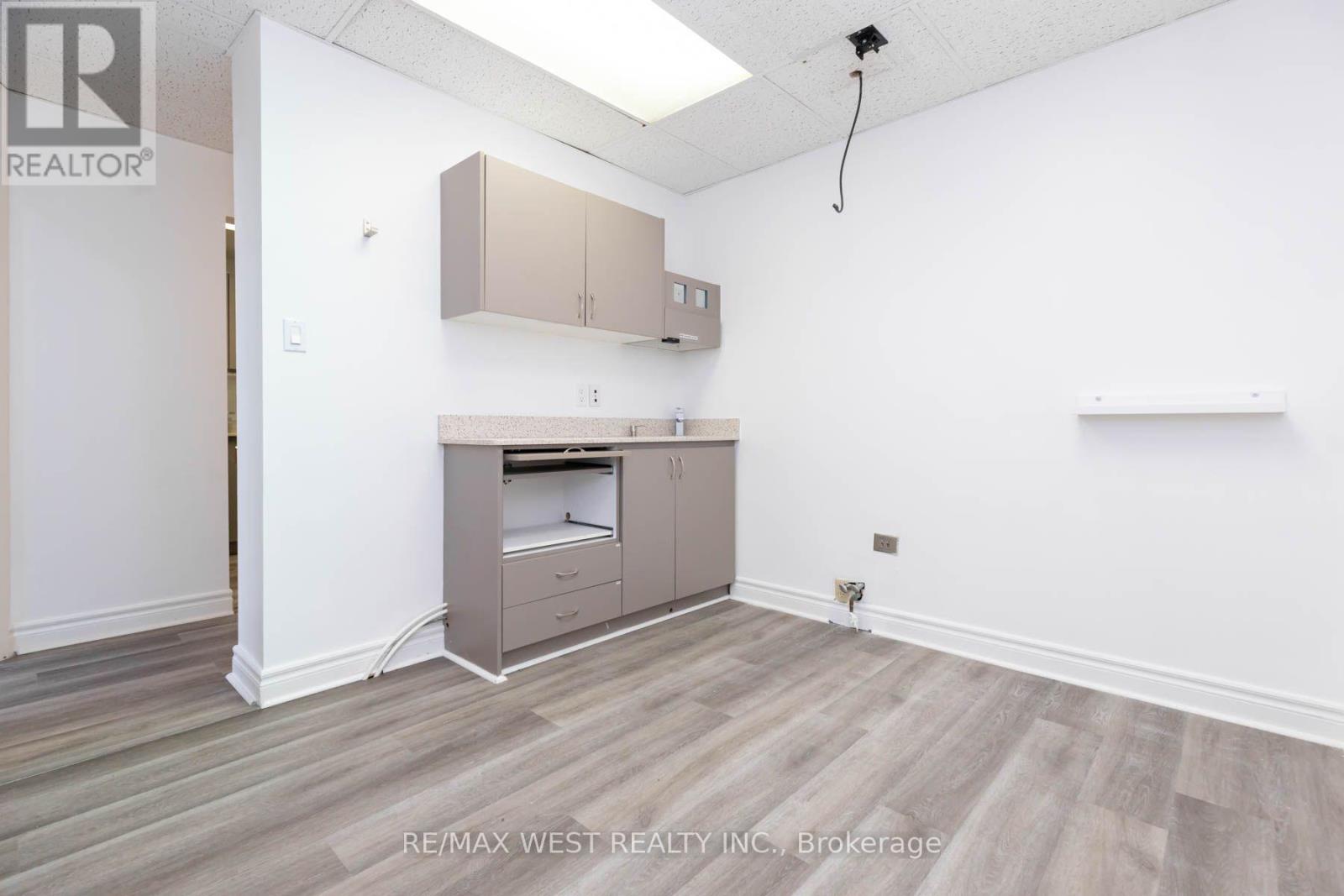 Main Floor - 1083 Bloor Street W Property Photo 11