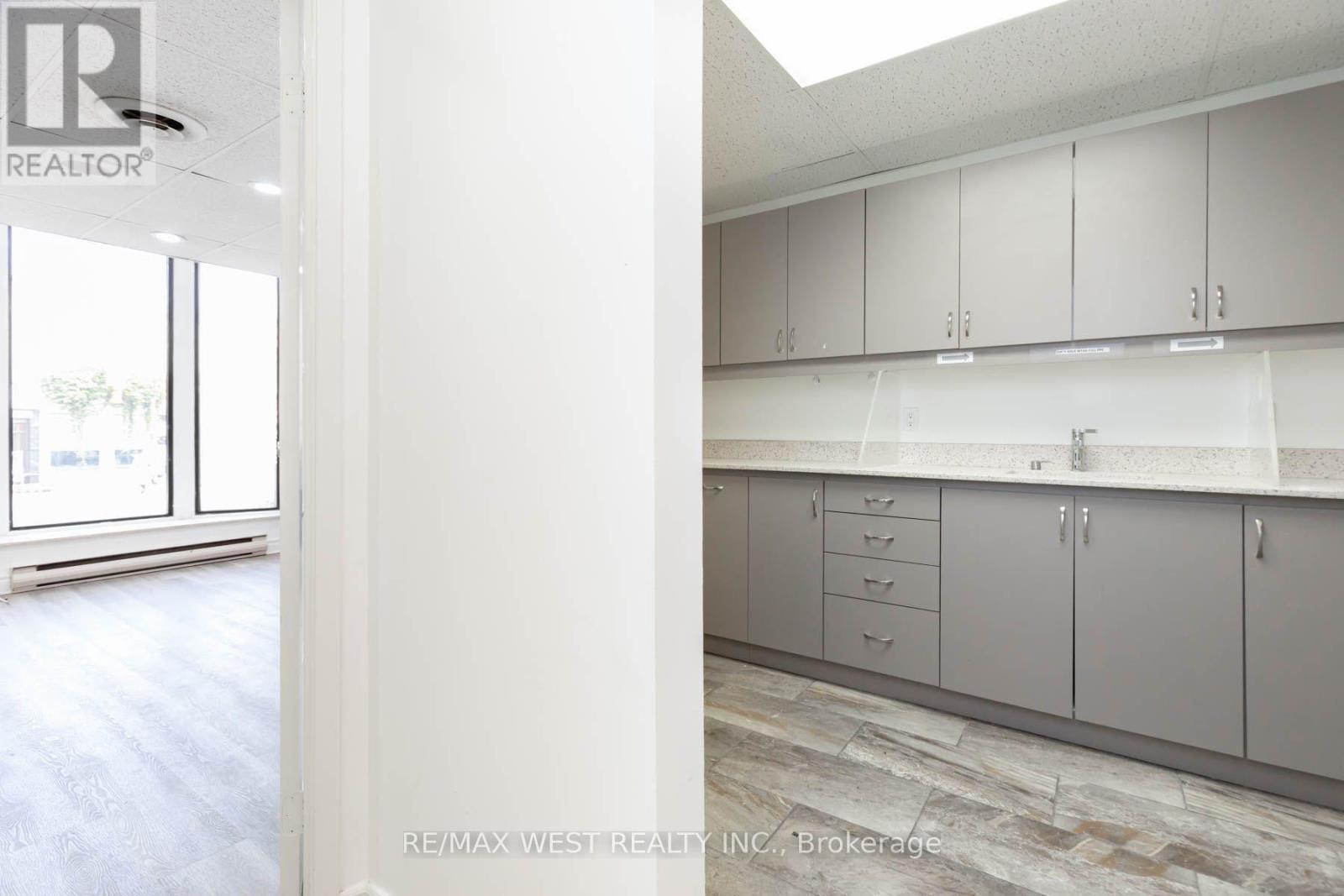Main Floor - 1083 Bloor Street W Property Photo 12