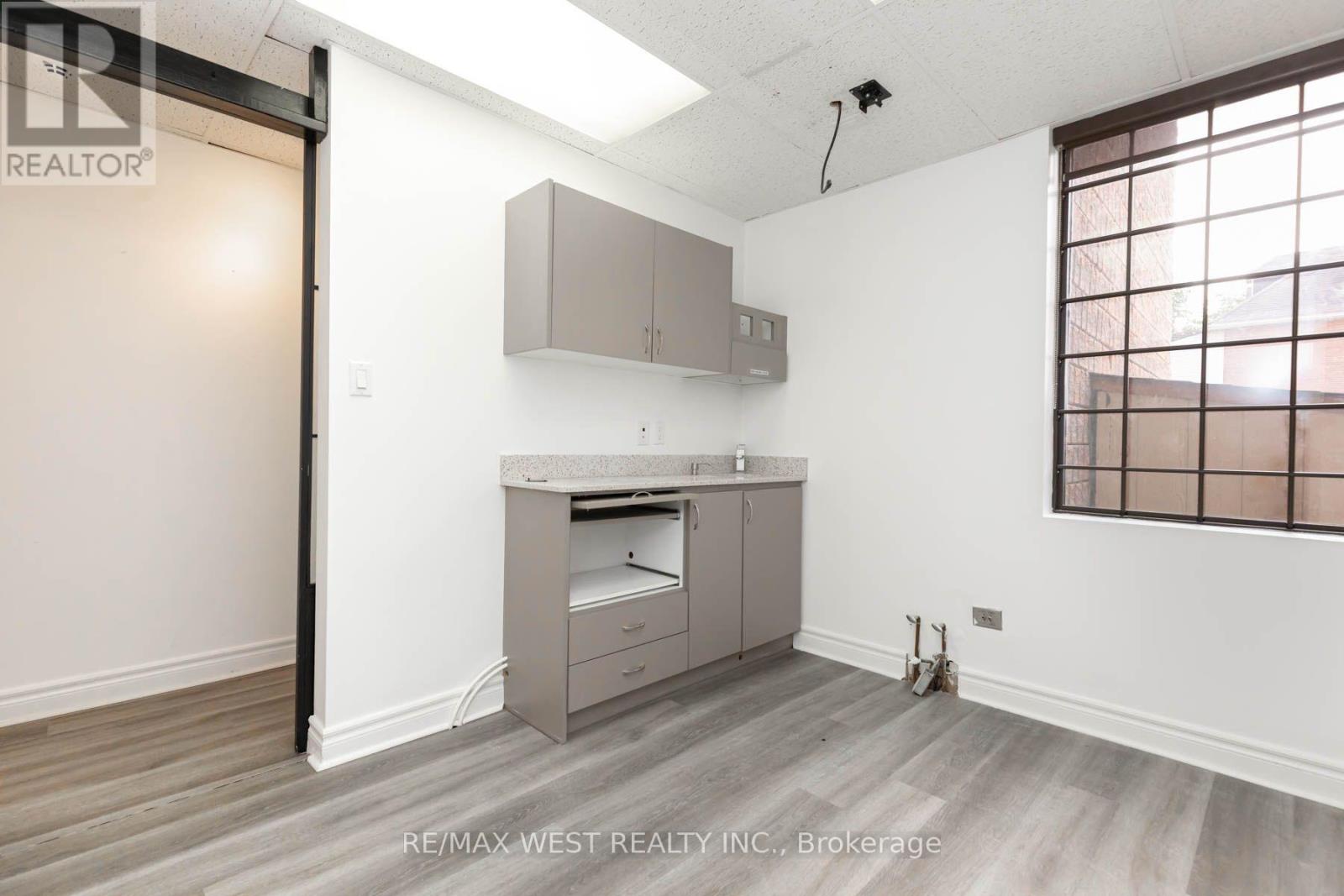 Main Floor - 1083 Bloor Street W Property Photo 15
