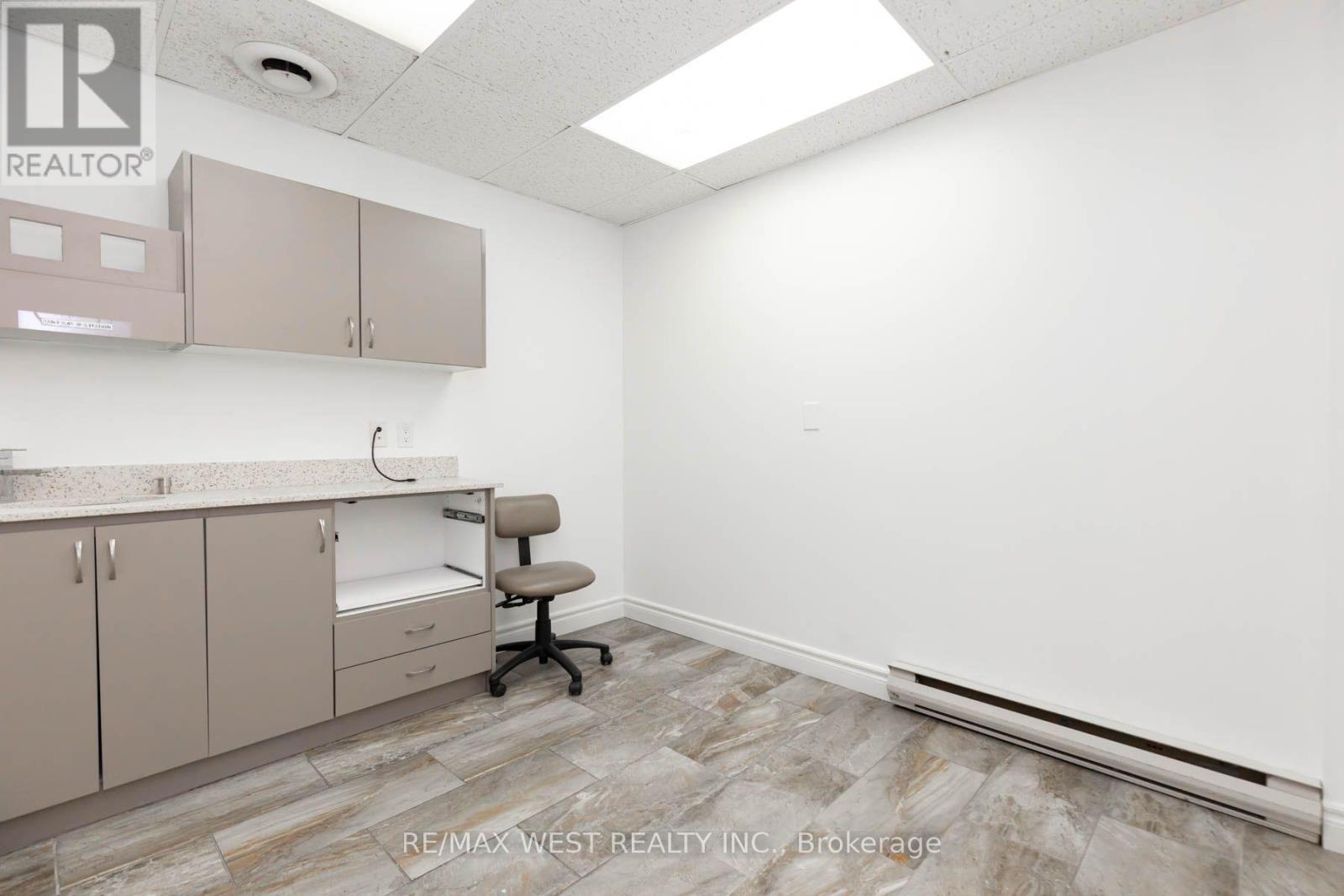 Main Floor - 1083 Bloor Street W Property Photo 16