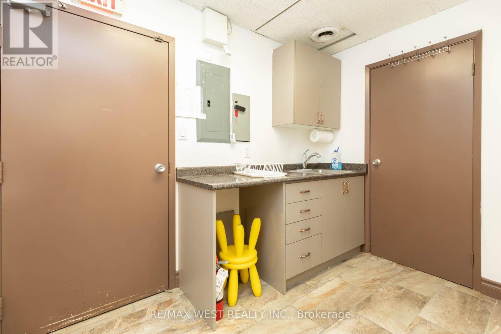 Main Floor - 1083 Bloor Street W Property Photo 22