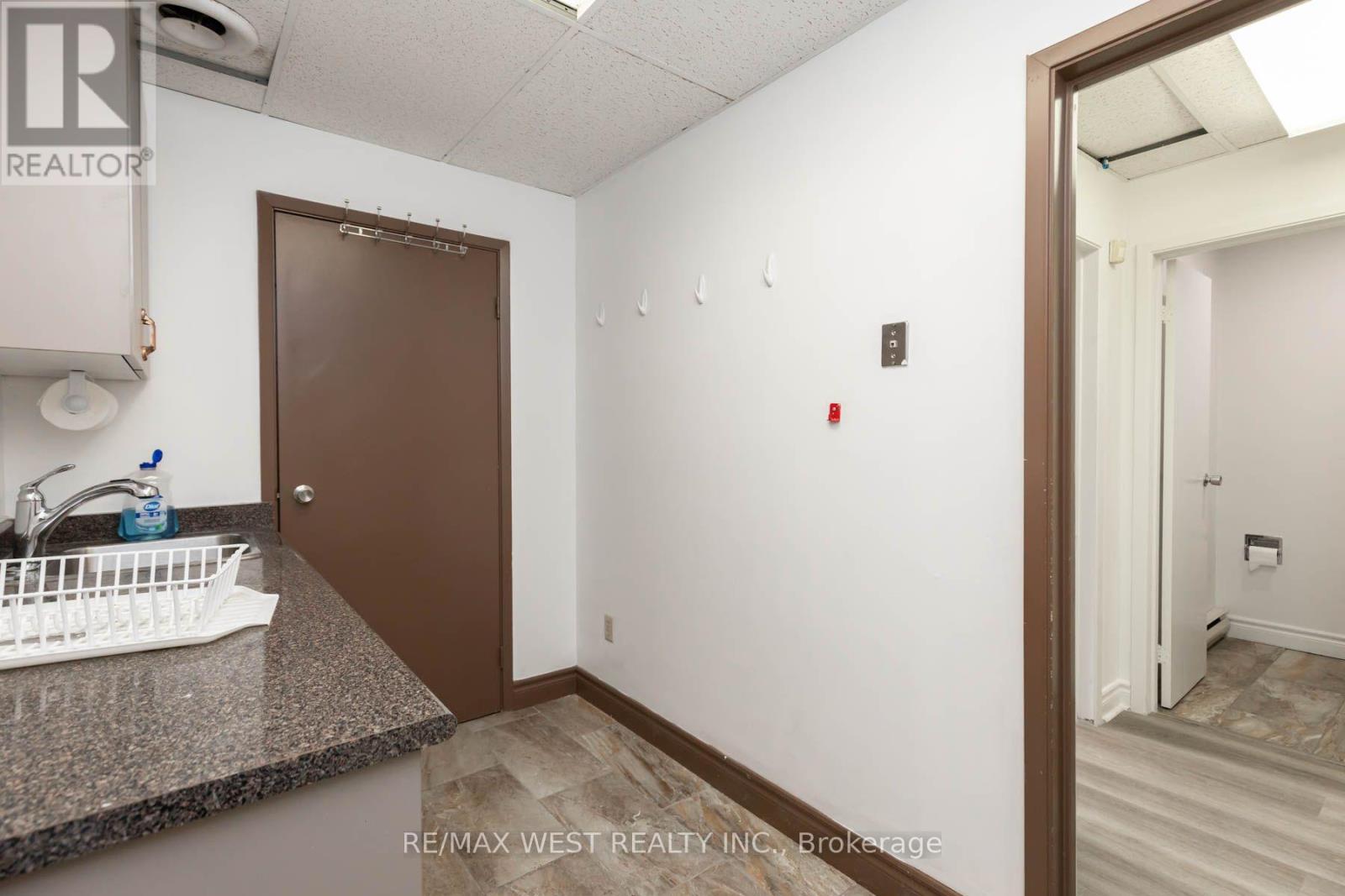 Main Floor - 1083 Bloor Street W Property Photo 24