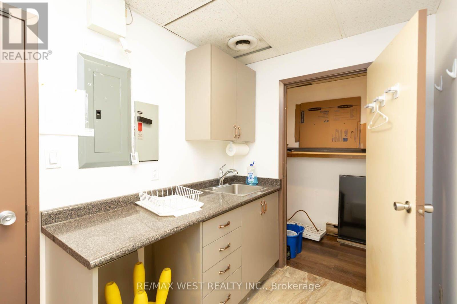 Main Floor - 1083 Bloor Street W Property Photo 25