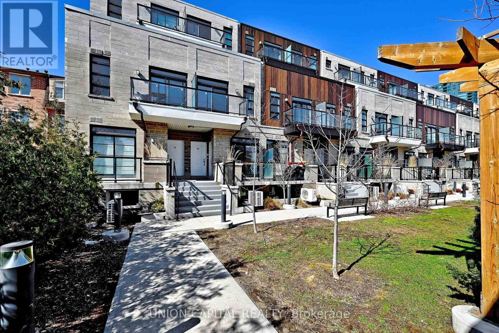 39 - 57 Finch Avenue W Photo de la propriété 1