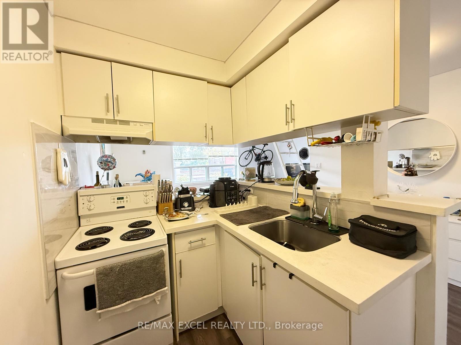 305 - 666 St Clair Avenue W Property Photo 14